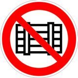 P12 (Запрещается загромождать проходы и (или) складировать)